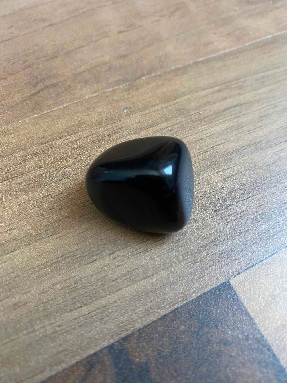 Heilsteine im Test: Ein Onyx auf einer Holzfläche.