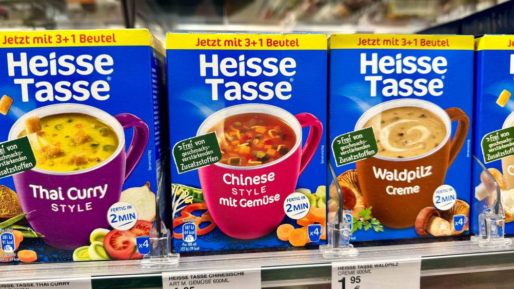 Mehrere Packungen der getesteten Heisse Tasse in unterschiedlichen Sorten in einem Regal.