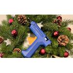 Steinel Gluematic 3002 liegt mittig in einem dekorierten Weihnachtskranz mit Kugeln, Zapfen und Tannenzweigen