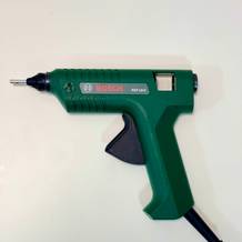 Die Bosch PKP 18 E liegt seitlich auf einem weißen Tisch.