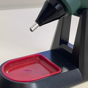 Nahaufnahme der Parkside-Düse auf Ladestation mit rotem Tropfschutz