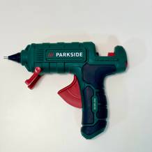 Die Parkside Heißklebepistole liegt auf einem weißen Tisch.