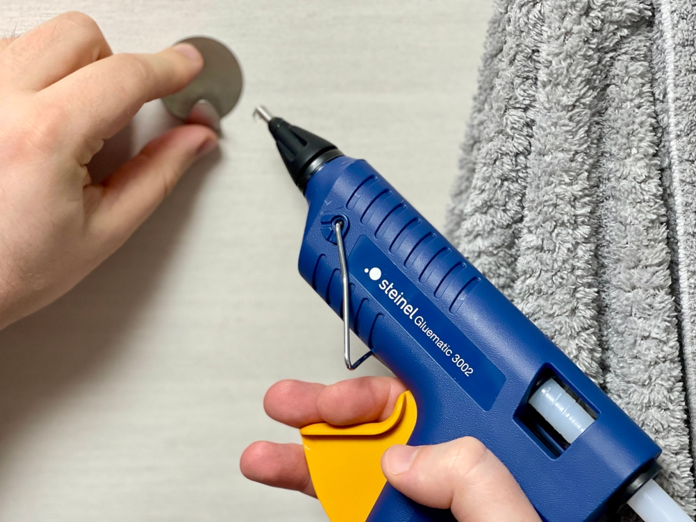 Steinel Gluematic 3002 wird für Klebearbeiten an einer kleinen Metallplatte verwendet.