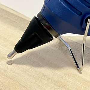 Nahaufnahme der Düse der Steinel Gluematic 3002 im Standfuß-Modus auf Tischplatte