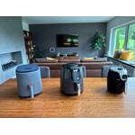 Drei Heißluftfritteusen stehen nebeneinander auf einem Tisch.