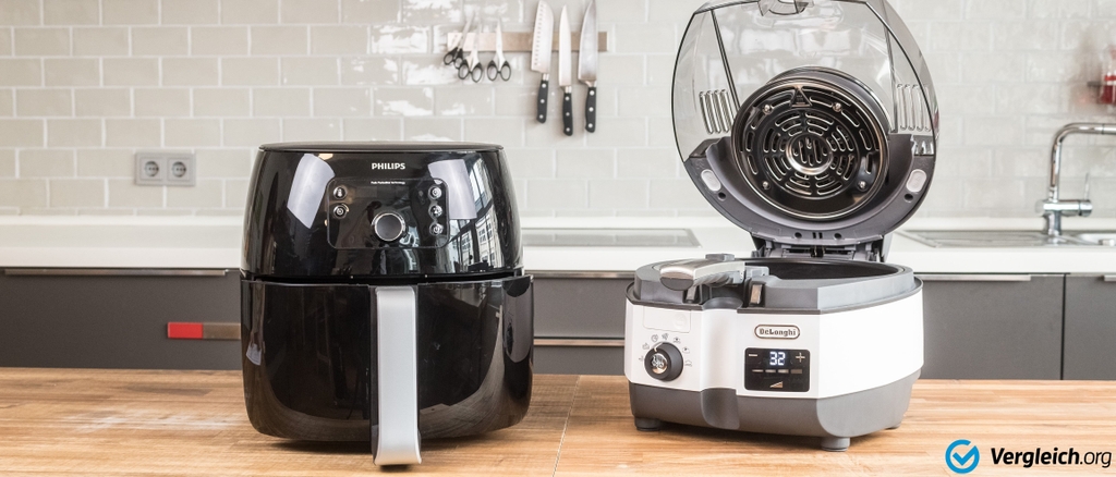 Heißluftfritteuse getestet: Zwei verschiedene Heißluftfritteusen-Modelle stehen auf einer Arbeitsfläche in der Küche.
