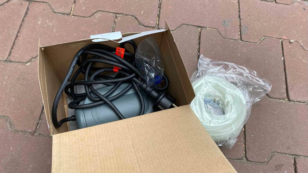 Teichbelüfter im Test: Geöffnete Verpackung des Teichbelüfters.