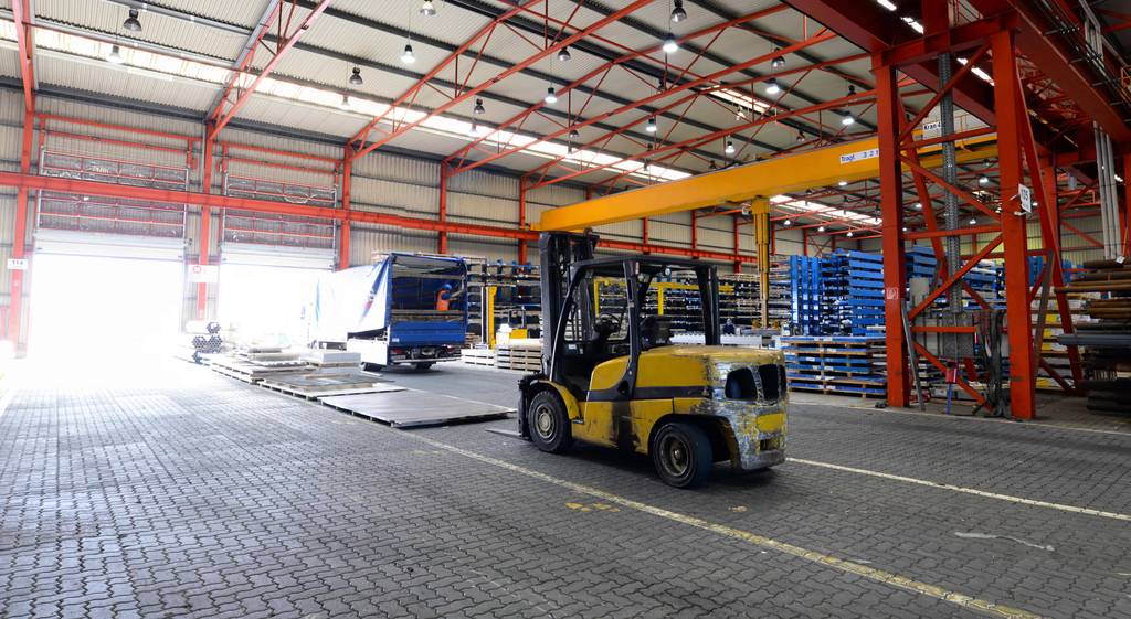 Heizkanone im Test: Ein Lagerhalle mit zwei offenen Toren, einem Lkw darin und einem Gabelstapler im Vordergrund.