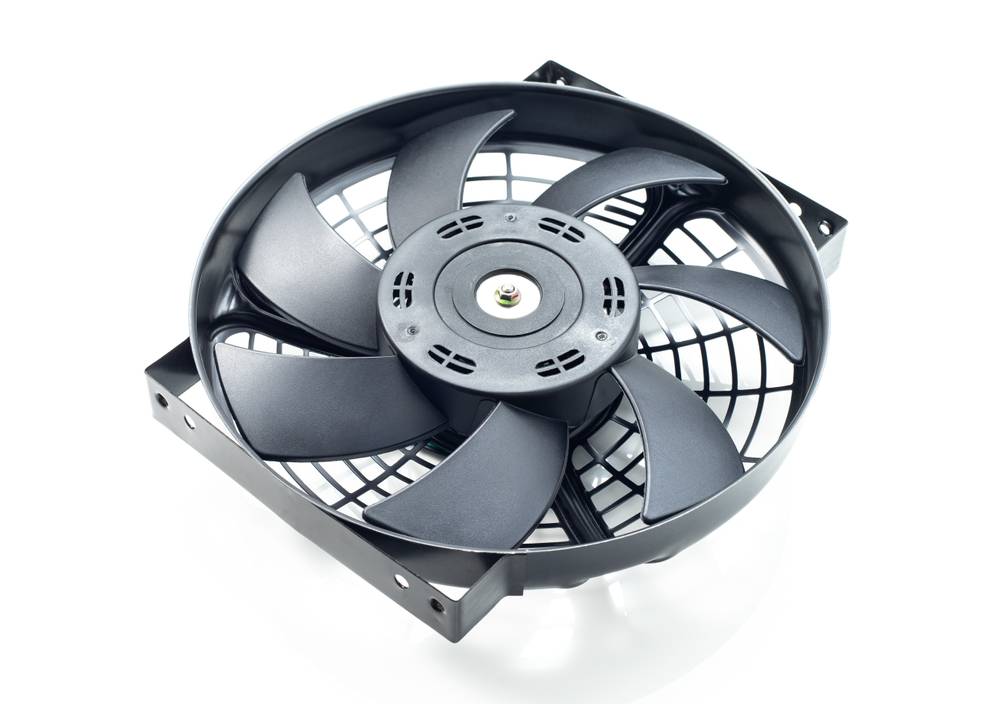 Heizkörper-Ventilator im Test: Ein Ventilatormodul auf weißem Grund ohne Rahmen oder Korpus jeglicher Art.