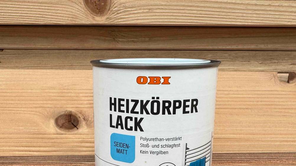 Heizkörperlack im Test: Nahaufnahme der Verpackung mit Logo und Artikelbezeichnung.