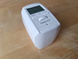 Heizkoerperthermostat-test: Regler liegt auf dem Tisch. 