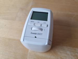 Heizkoerperthermostat-test: Regler liegt auf dem Tisch.