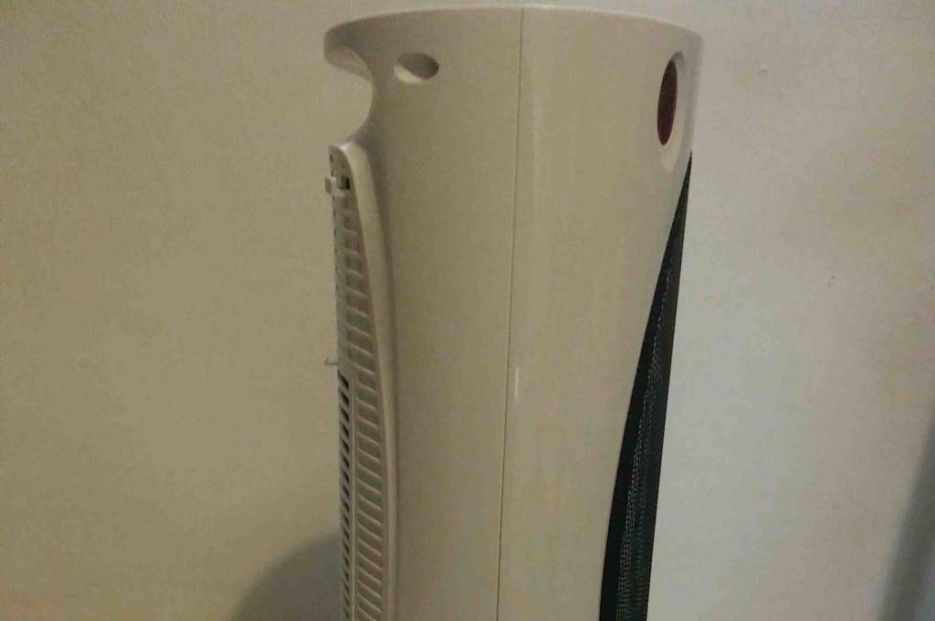 Heizstrahler-Test: weißer Heizstrahler mit Kabel daneben liegend steht auf einem Boden.