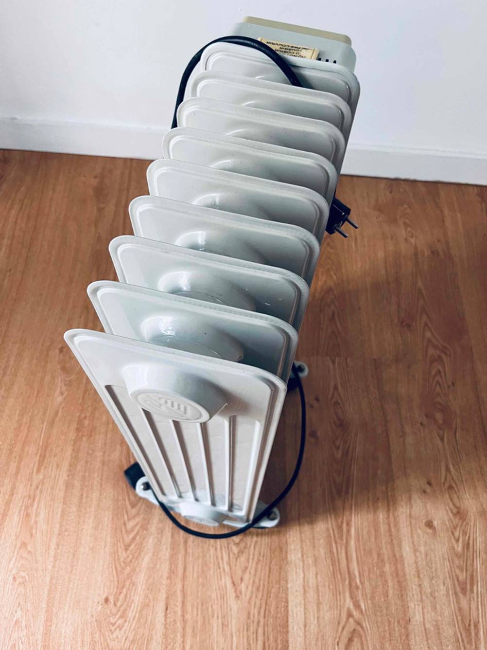 Im Test: Eine Heizung von schräg oben auf einem Holzboden.