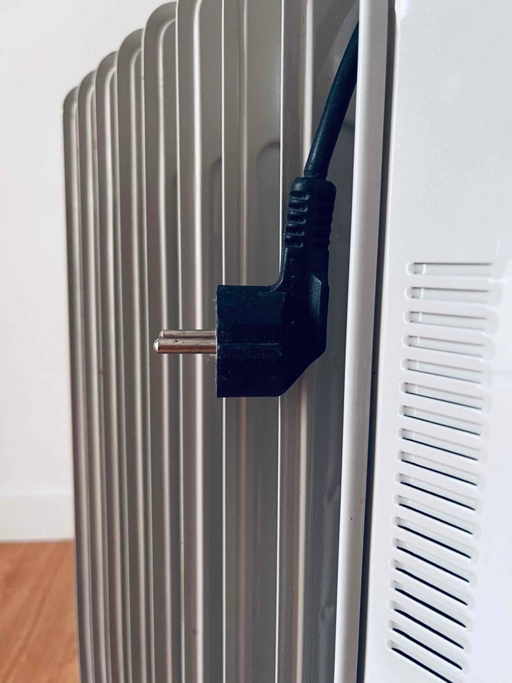 Heizung getestet: Nahaufnahme der Lamellen und des Stromsteckers.
