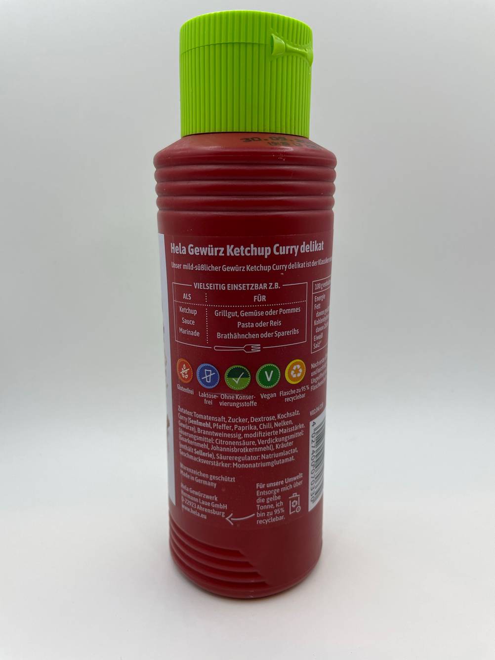 Im Test: Rückseite einer Flasche Curry-Ketchup vor einer hellen Wand.