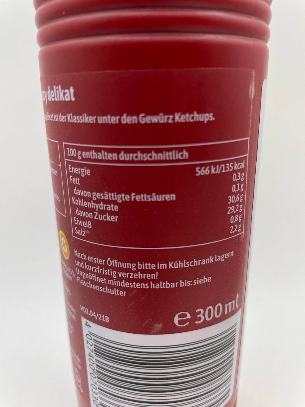 Nahaufnahme der Nährwerte auf der Rückseite einer Flasche Curry-Ketchup im Test: