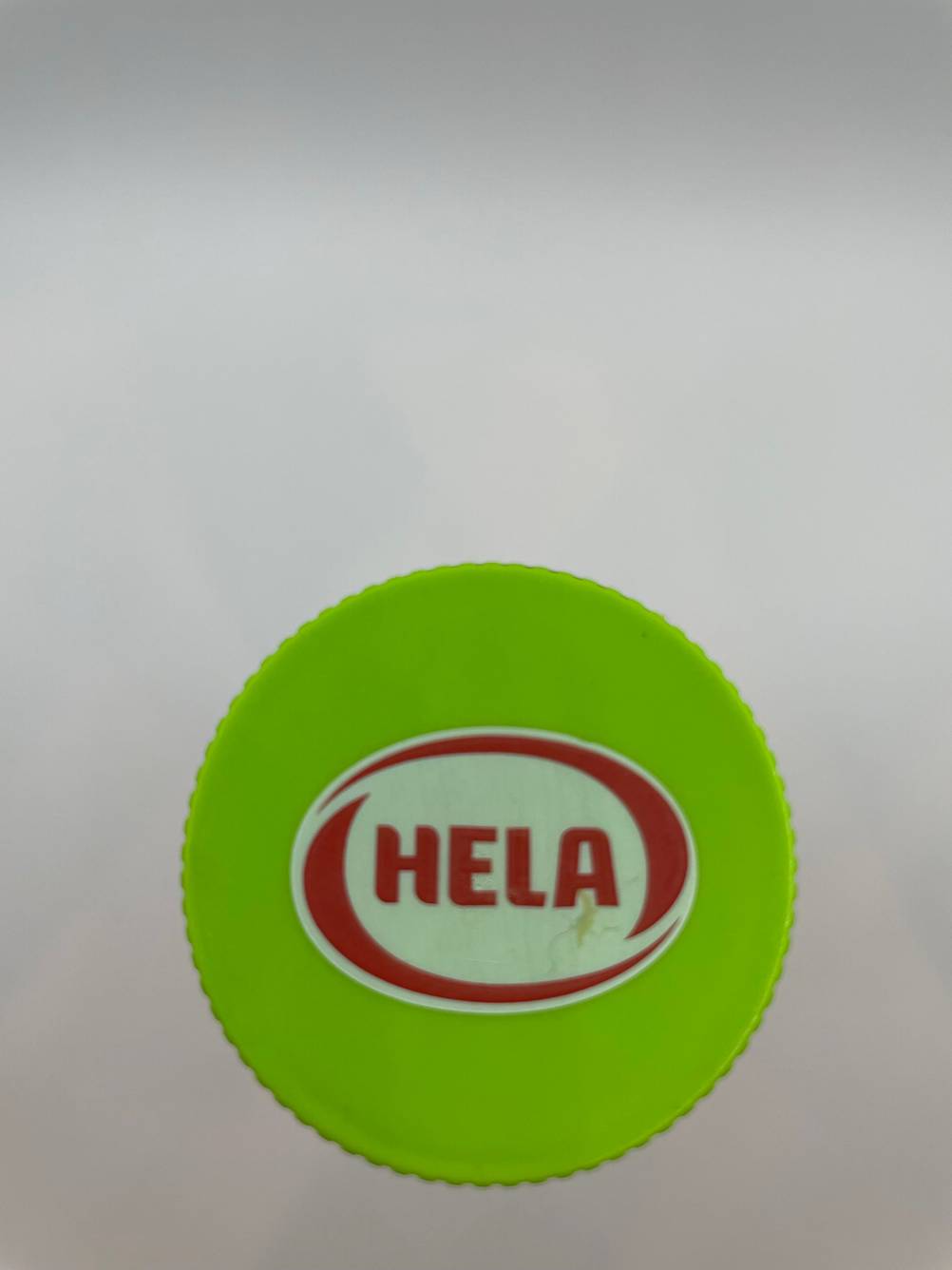 Curry-Ketchup getestet: Nahaufnahme des Logos auf dem Verschluss einer Curry-Ketchup-Flasche von oben.