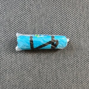 Die eingepackte Helios Air 850 liegt auf einem Teppich