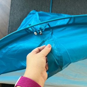 Eine Hand hält die Lasche für das Gestänge der Helios Air 850 fest