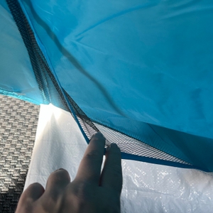 Eine Hand hält ein Staunetz in der Helios Air 850 auf