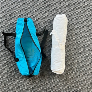 Die Helios Air 850 liegt neben ihrer Transporttasche auf einem Teppich