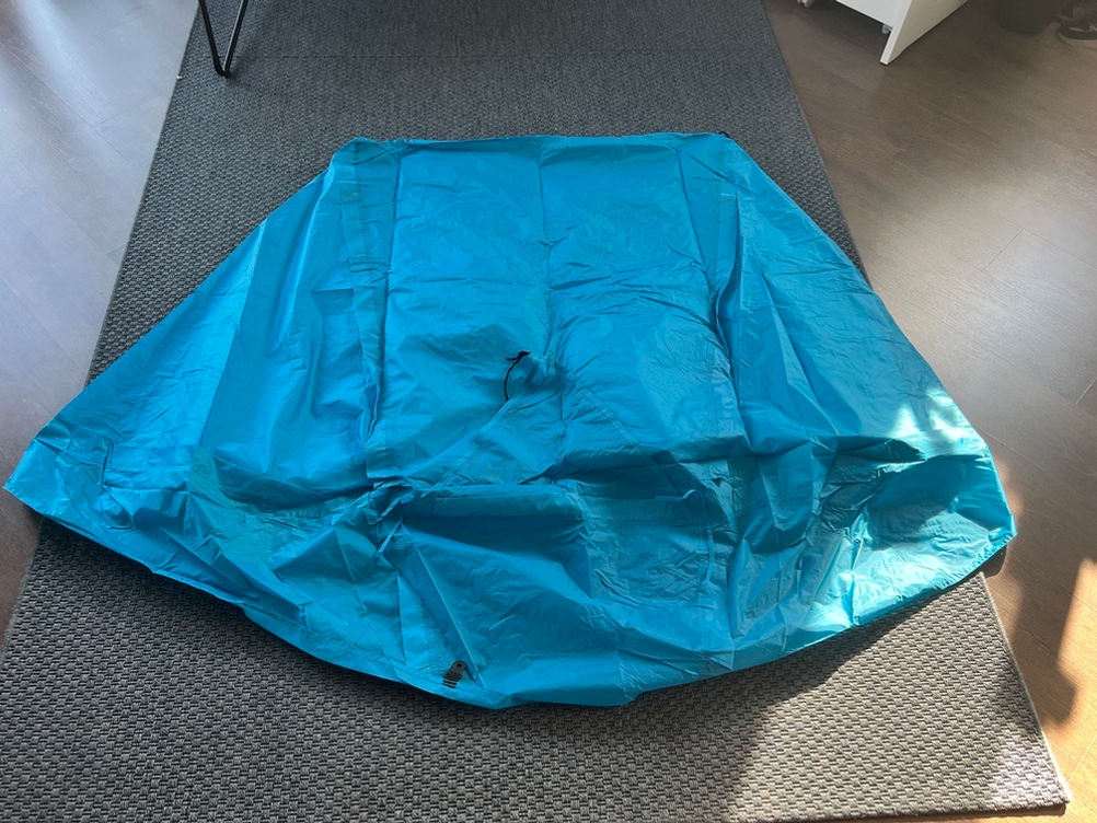 Die Helios Air 850 liegt ohne Gestänge auf einem Teppich