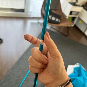 Eine Hand zieht einen Teil des Gestänges der Helios Air 850 auseinander