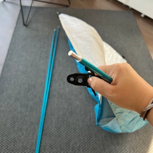 Eine Hand hält ein Gestänge der Helios Air 850 neben die dafür vorgesehene Lasche