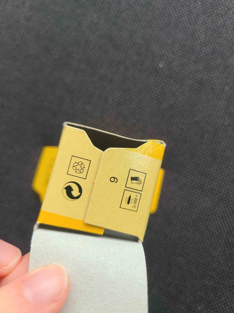 Ansicht der Informationen zur Anwendung, gedruckt auf der gelben Schachtel, in der sich die H7-Birne im Test befindet.