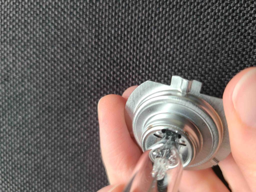 H7-Birnen-Test: Nahaufnahme der Fassung, die sich in einer Hand befindet.