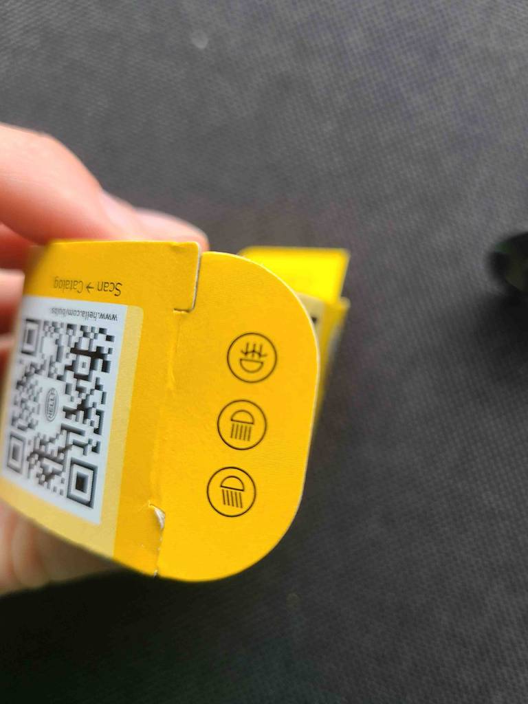 Ansicht auf den offenen Deckel der gelben Schachtel, in der sich die getestete H7-Birne befindet.