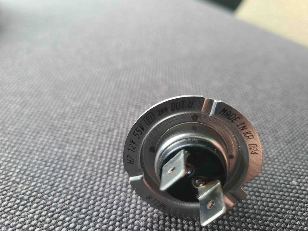 Nahaufnahme der bedruckten Fassung einer H7-Birne im Test.