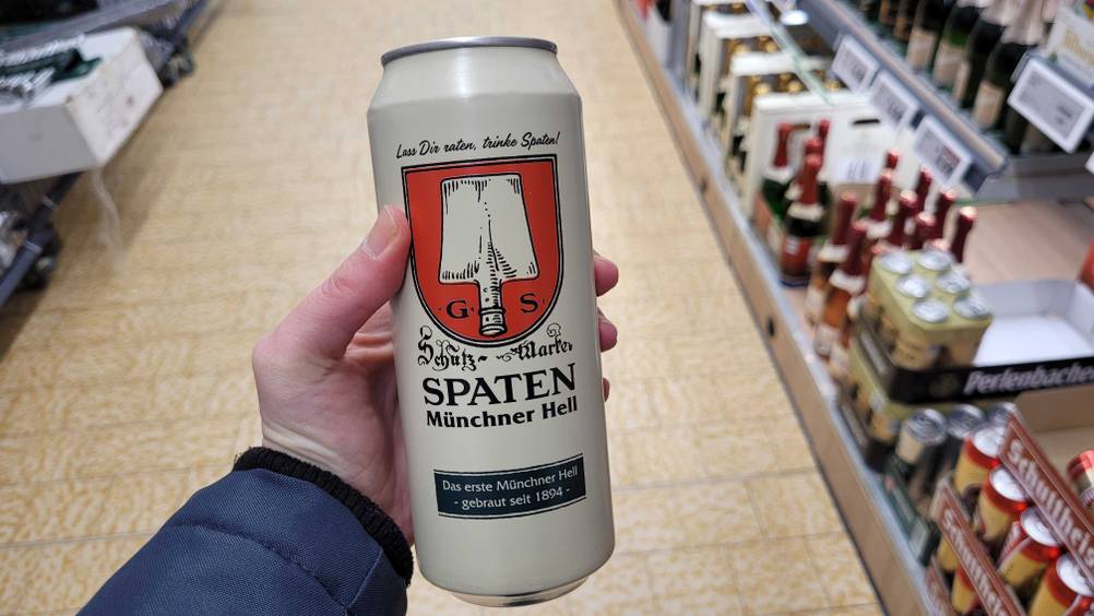 Eine Hand hält eine Dose des getesteten hellen Bieres hoch.