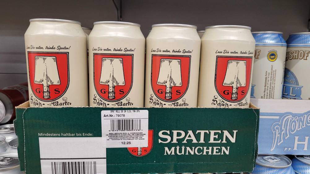Mehrere Dosen des getesteten hellen Biers in einem Karton in einem Regal.