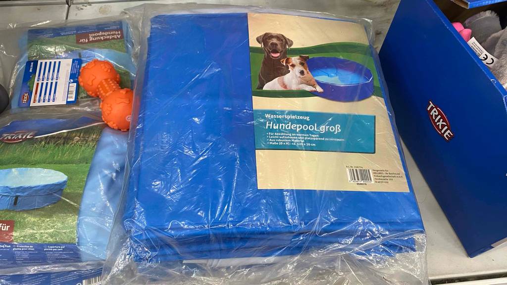 Getesteter, großer Hundepool liegt neben weiteren Produkten.