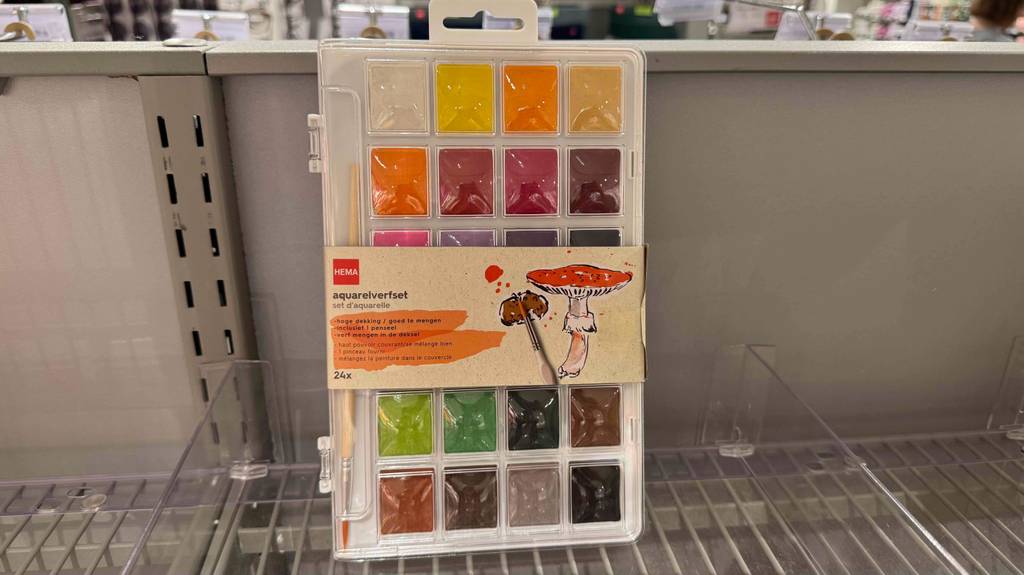 Getestet: Die Aquarellfarben in der transparenten Aufbewahrungsbox befinden sich auf einem Verkaufsregal.