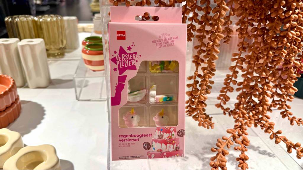 Im Test: Eine Packung mit Einhorn-Tortendeko steht zwischen Dekoartikeln.