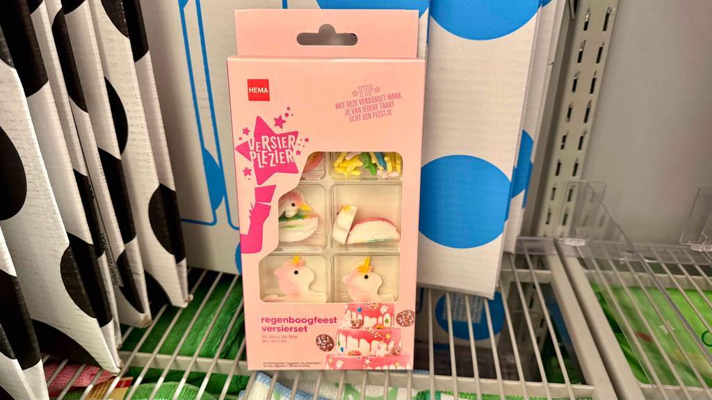 Einhorn-Tortendeko getestet: Eine Packung steht vor Pappordnern.
