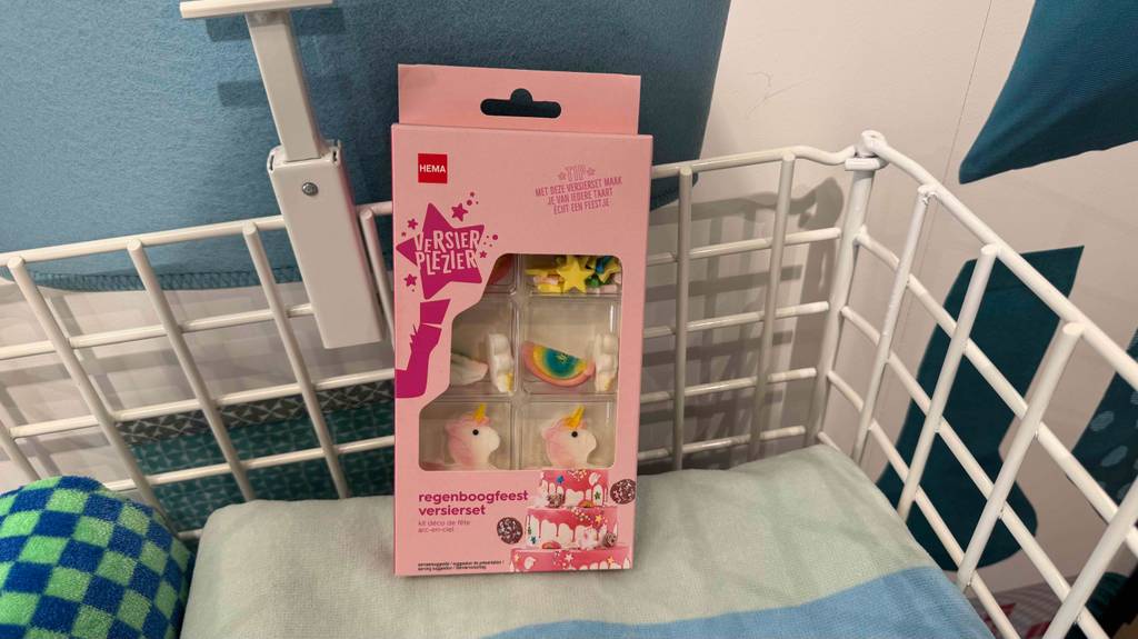 Einhorn-Tortendeko-Test: Eine Packung mit transparentem Fenster steht in einem Gitterregal.