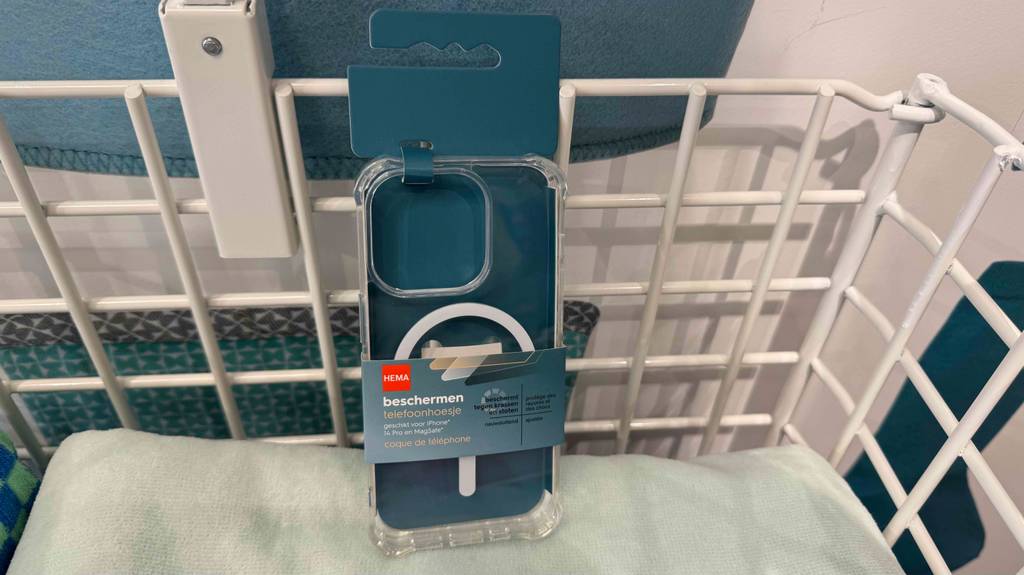 Eine getestete iPhone 14 Pro-Hülle magsafe lehnt an ein Regalgitter.
