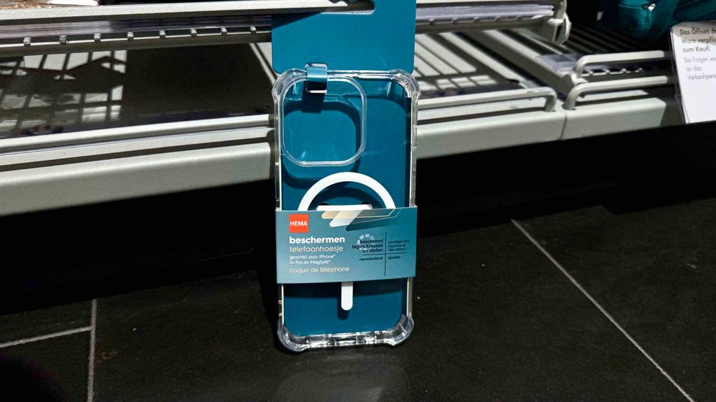 Im Test: Eine iPhone 14 Pro-Hülle magsafe steht verpackt auf einem schwarzen Fliesenboden.
