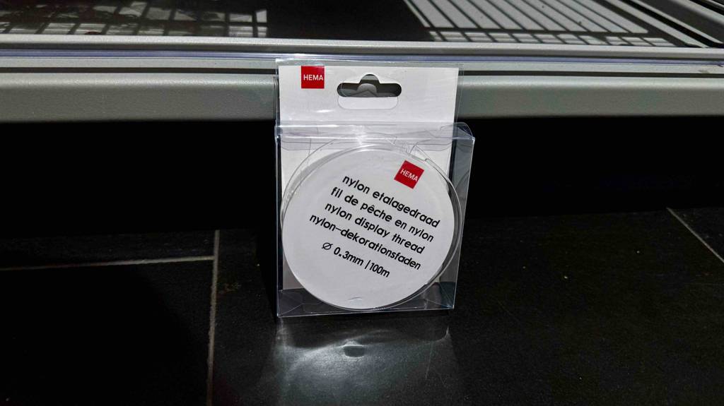 Auf dem Einleger einer Rolle Nylonfaden im Test steht der Durchmesser und die Länge.