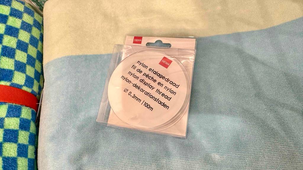Eine Rolle Nylonfaden liegt zum testen auf einem Tuch.