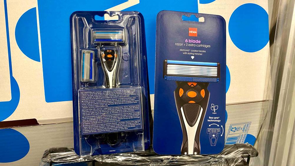 Im Test: Zwei Packungen deines Hema-Rasierers eine von vorne, eine von hinten an einem Karton lehnend.