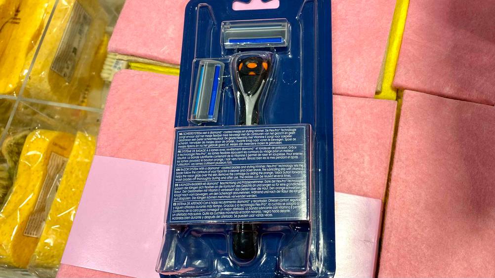 Rückseite eines originalverpackten getesteten Rasierers im Test auf Putztüchern.