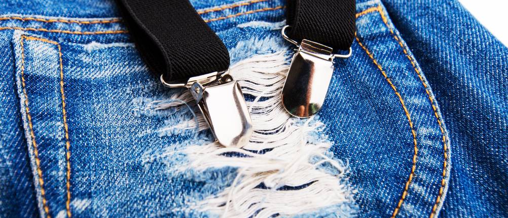 Hemdhalter-Test: 2 Clips vom schwarzen Hosenträger auf zerrissener Jeans