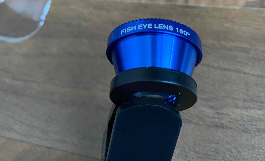 Im Test: Fisheye-Objektiv mit 180° Linse liegt auf einem Holzuntergrund.