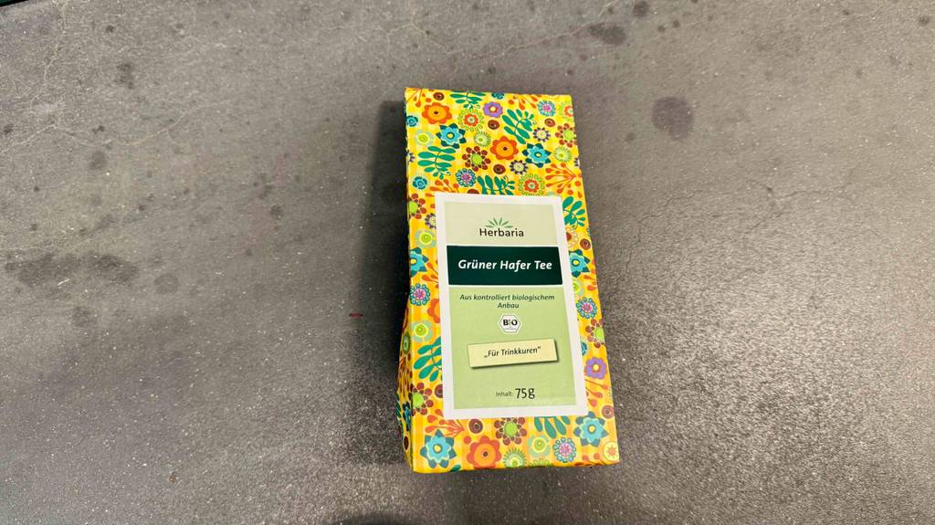 Getestet: Hafertee in der 75-g-Packung liegt auf einem grauen Boden.