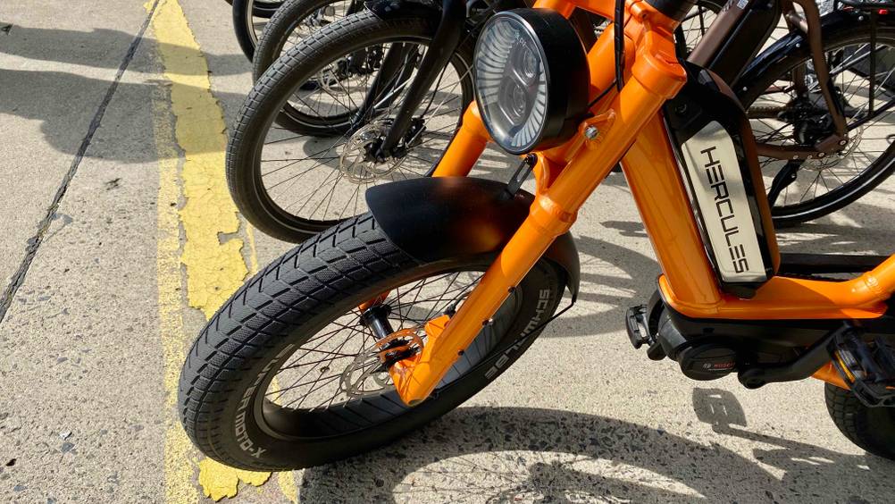 Im Test: Nahaufnahme des Vorderrades und der Lampe eines Fatbikes von der Seite.